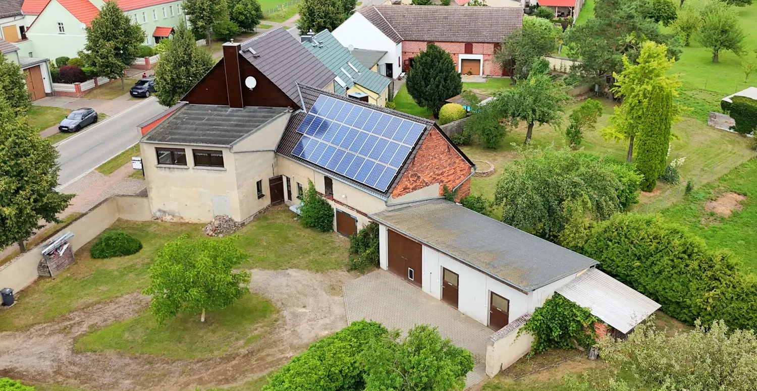 ca. 6.400 m² Grundstück mit Hof, Garten, Reitplatz und Wiese