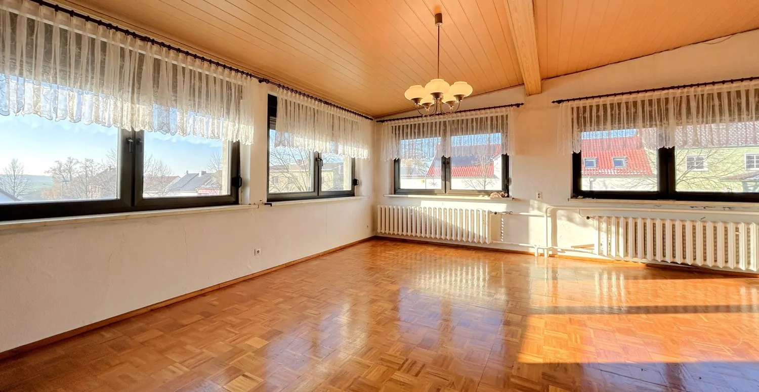 lichtdurchflutetes Wohnzimmer mit offenem Kamin (Obergeschoss)