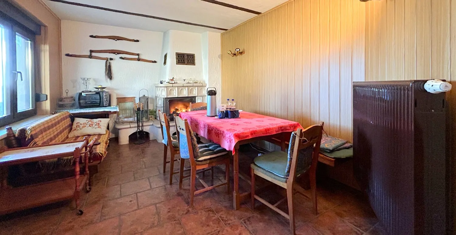 gemütliches Aufenthaltszimmer mit Kamin (Erdgeschoss)