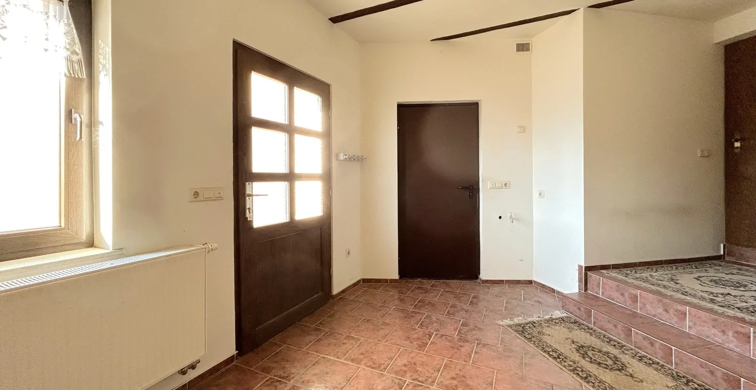 hofseitiger Windfang zwischen Wohnhaus und Nebengebäude (Erdgeschoss)