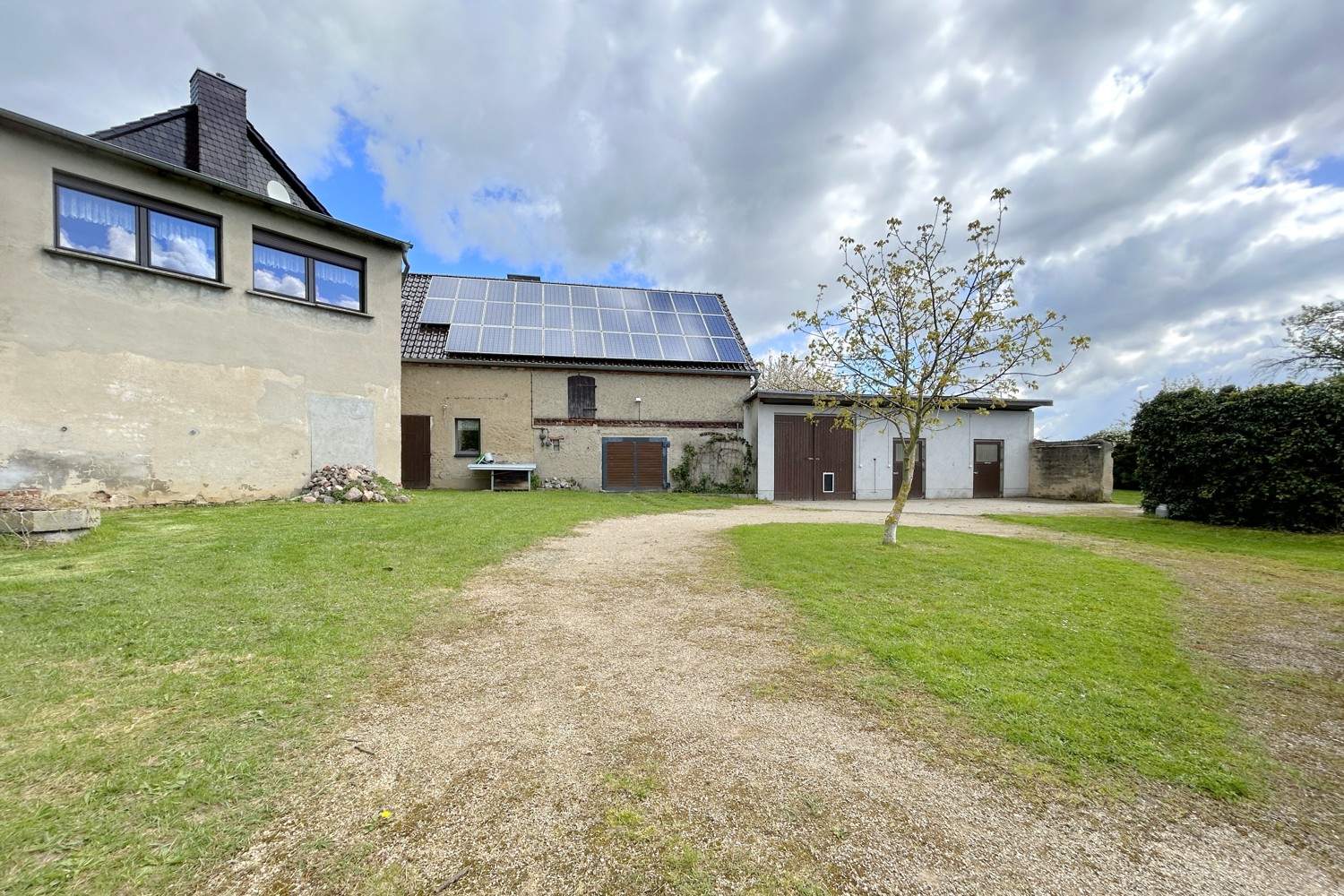 unbefestigter Innenhof mit Wendeschleife