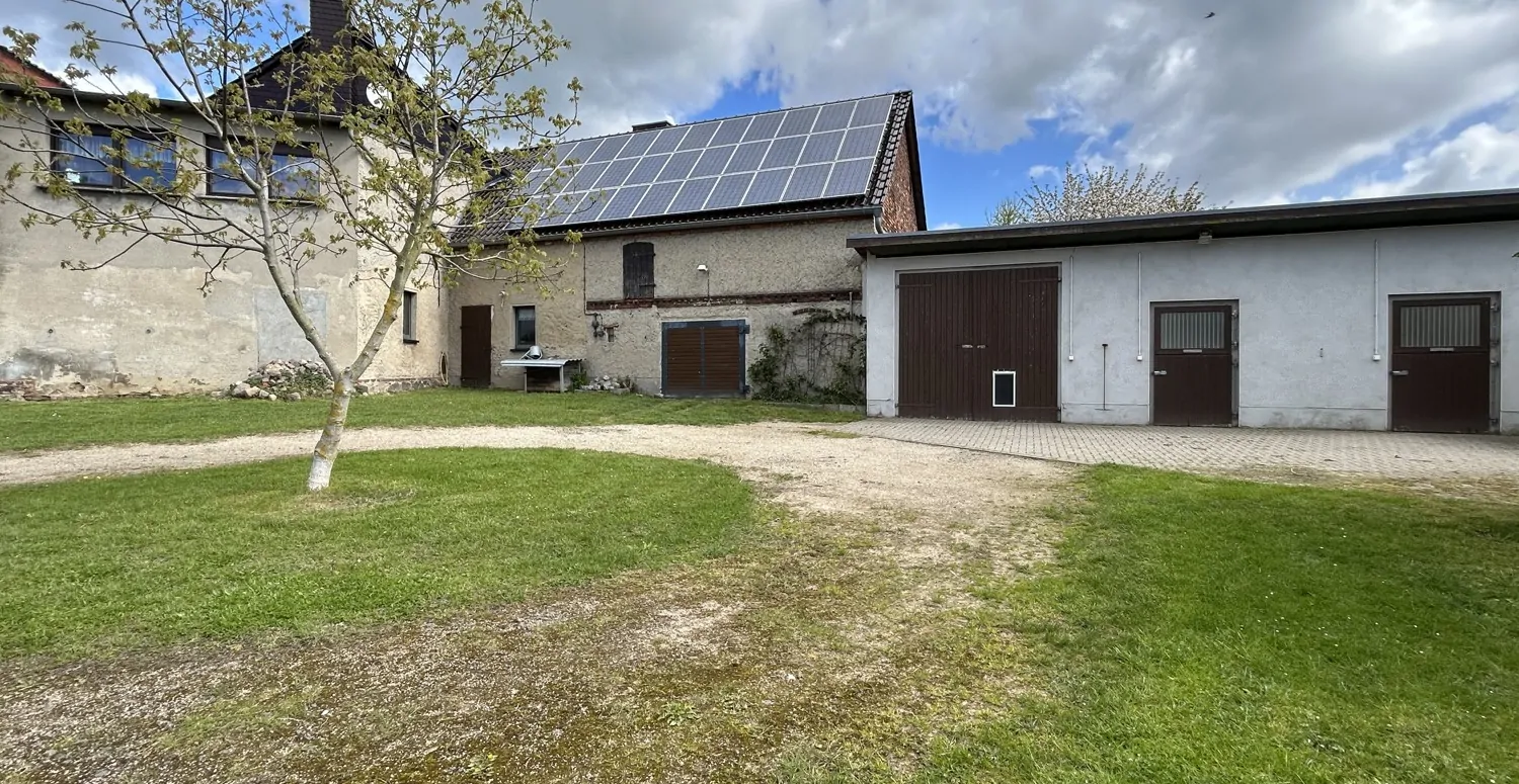 Innenhof mit separatem Hauseingang, Nebengebäude und Pferdeboxen