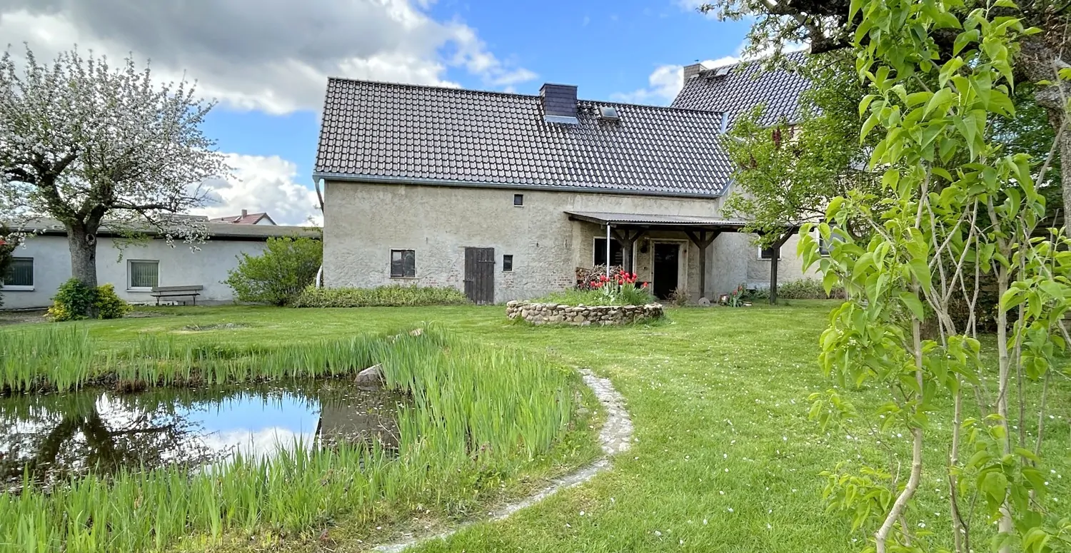 gepflegter Garten mit Platz für einen Longierzirkel