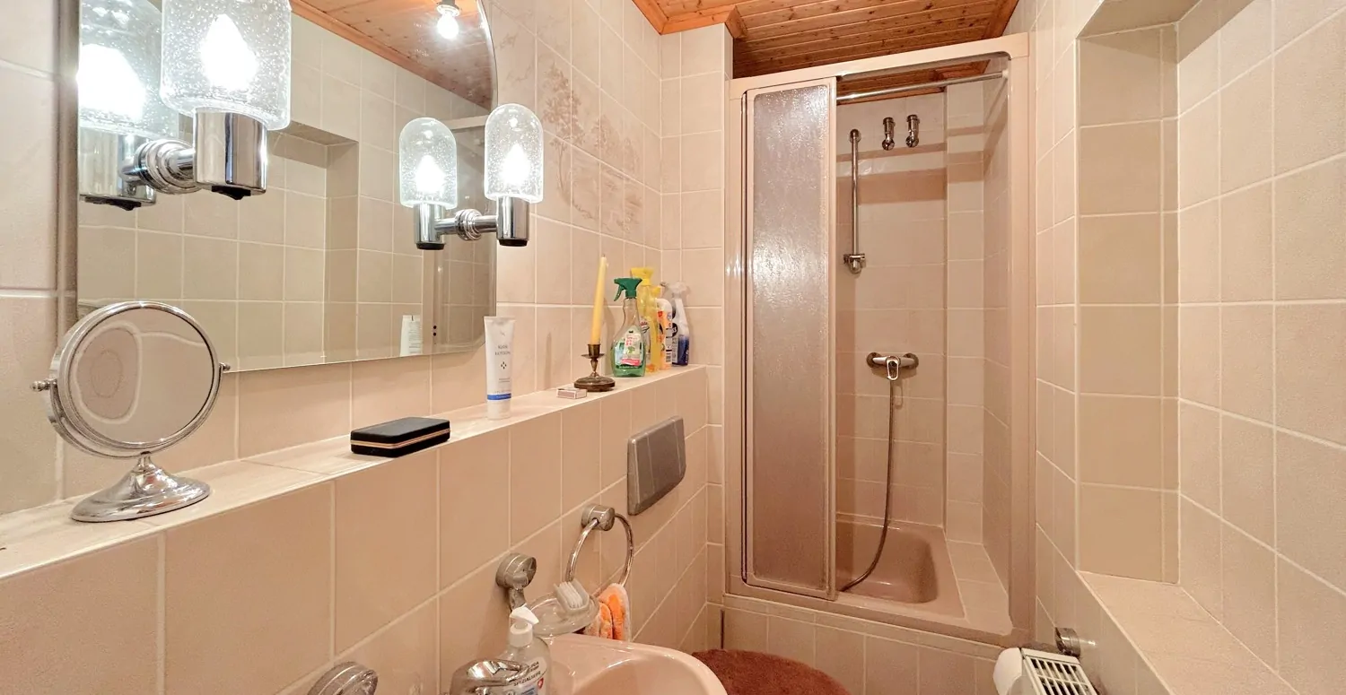Badezimmer mit Dusche (Obergeschoss)
