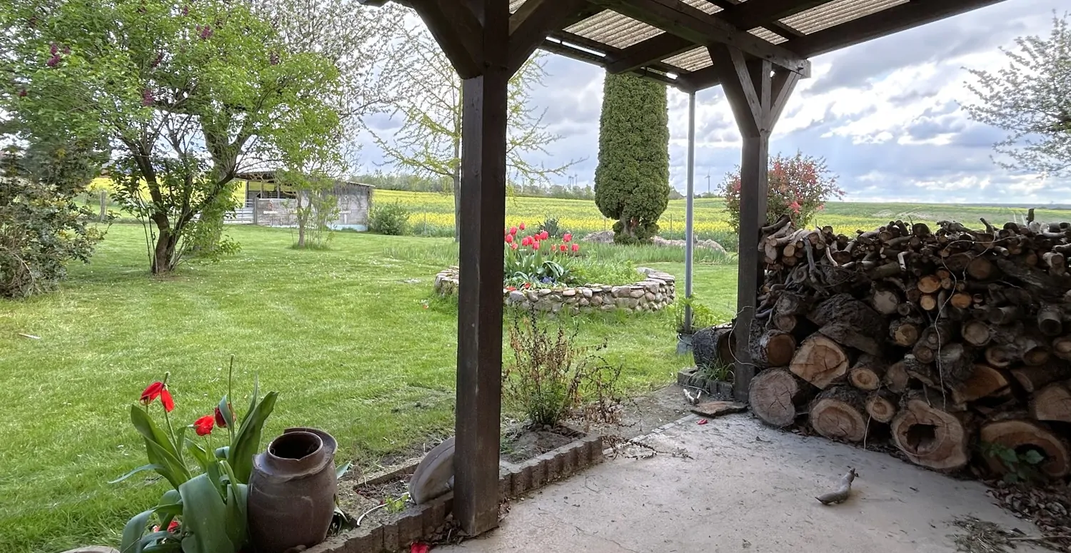 sonnige Terrasse mit Überdachung