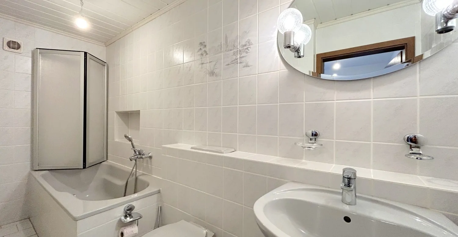 innenliegendes Badezimmer mit Badewanne (Erdgeschoss)