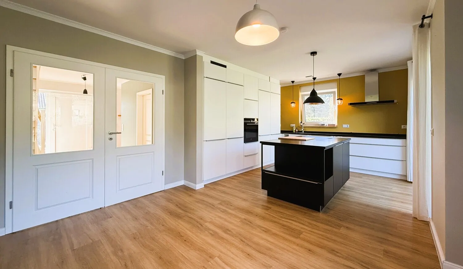 Küche mit beeindruckenden Flügeltüren