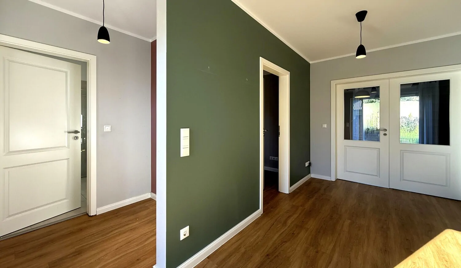 Eingansbereich mit getrennter Garderobe