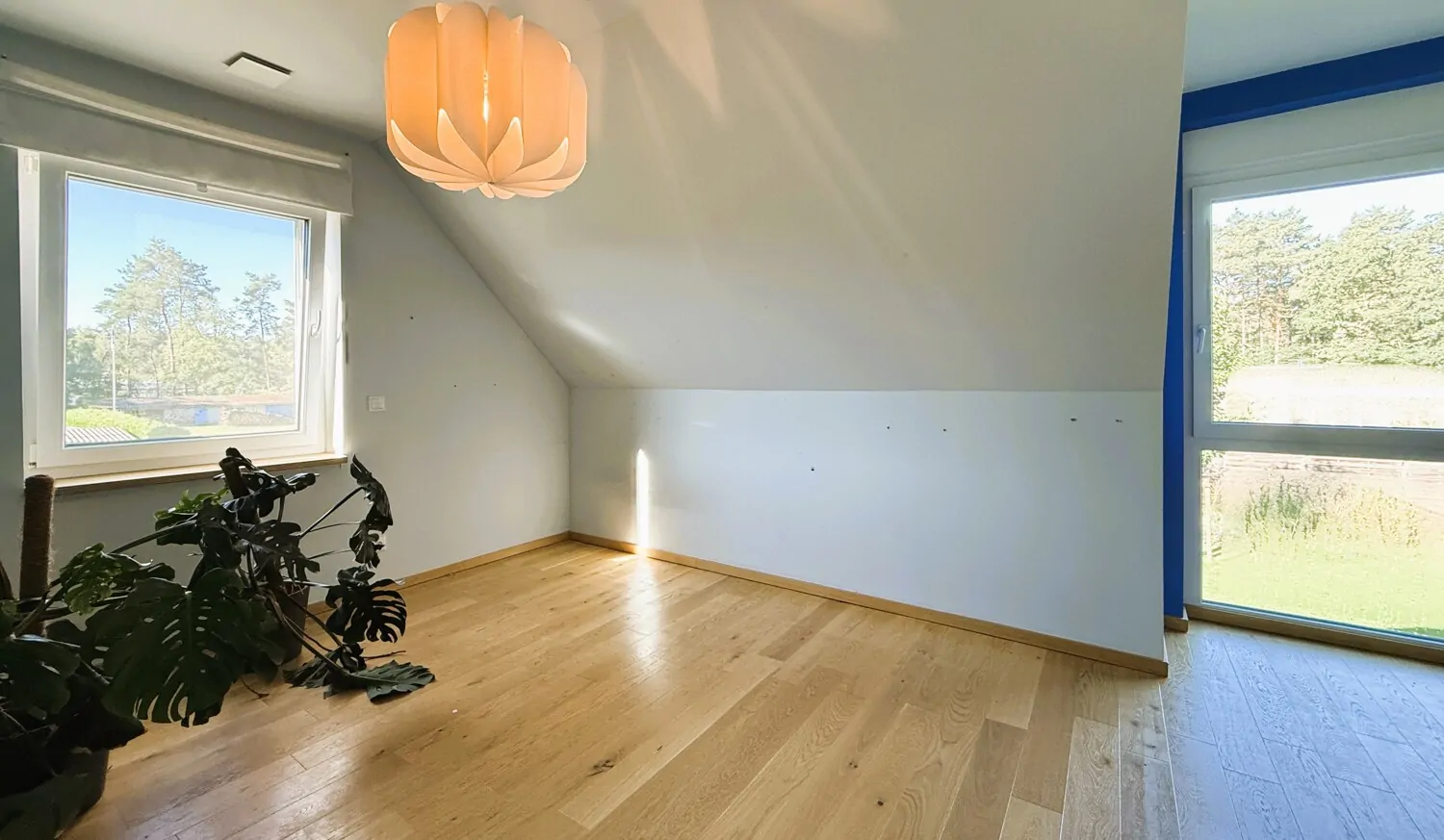 Zimmer mit Bodentiefen Fenstern