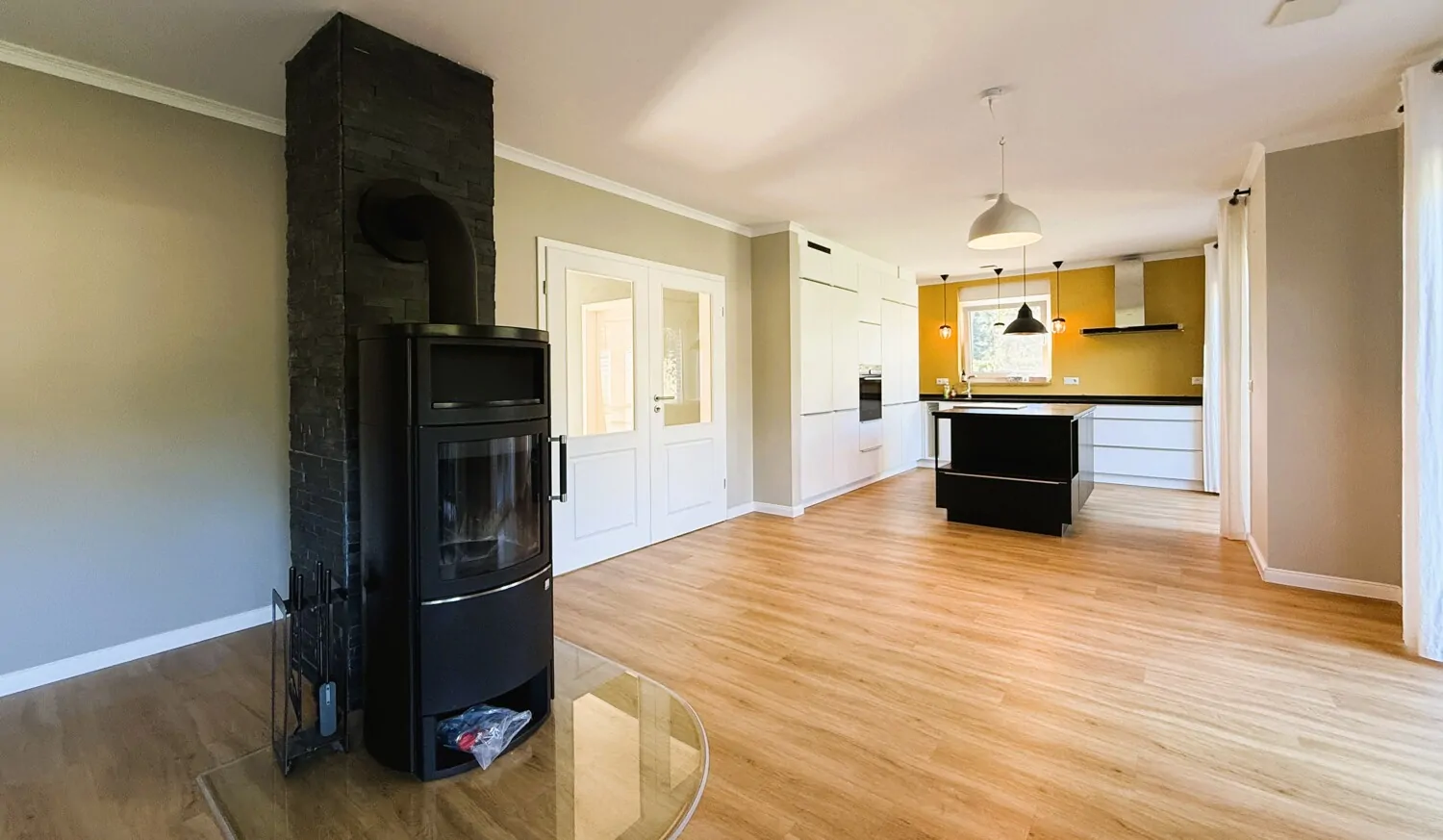 Kamin und Blick in die Küche