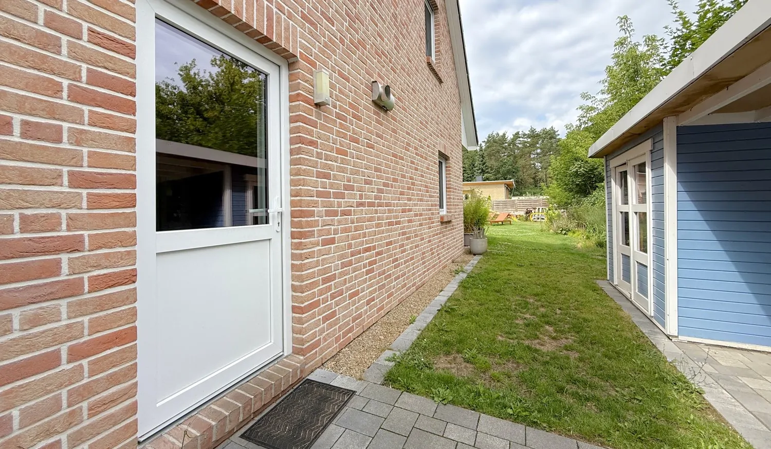 seitlicher Hauseingang in den Technikraum & Geräteschuppen mit Wallbox