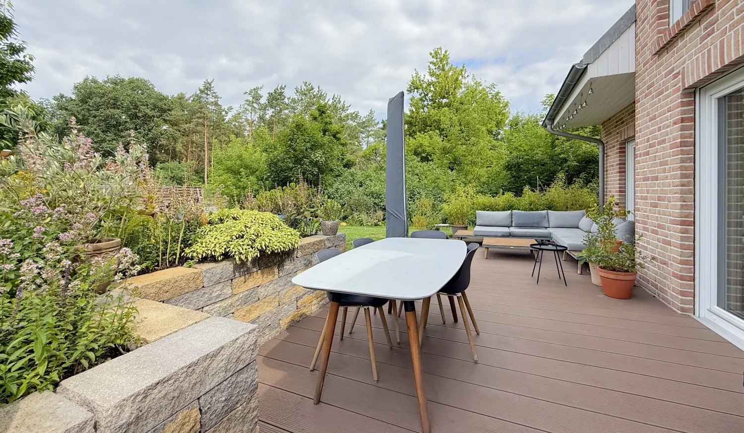 Terrasse mit Blick in den Garten und Hochbeet