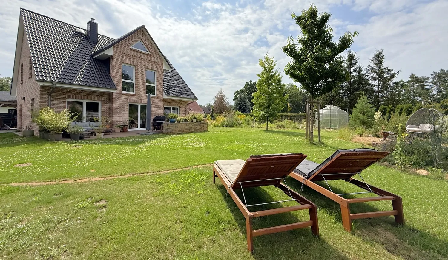 weitläufige Freifläche im Garten