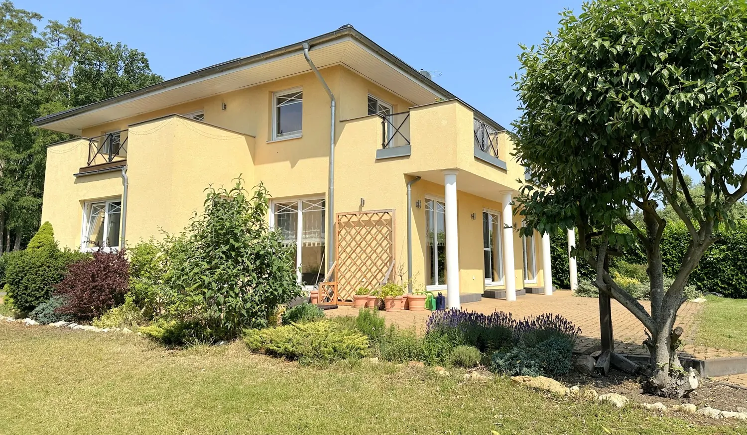 stilvolle Außenanlagen