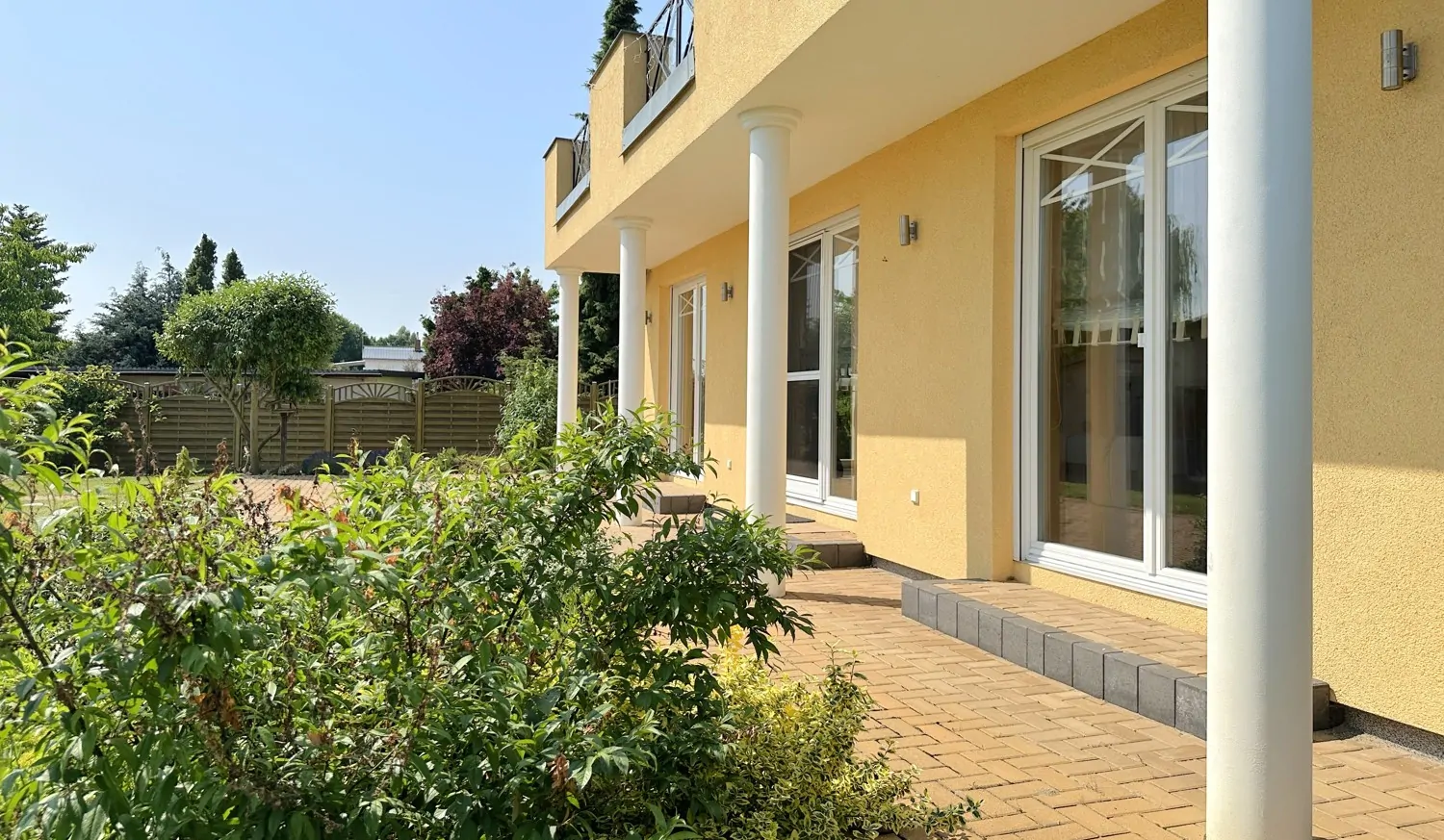 überdachte Terrasse mit stilvollen Säulen