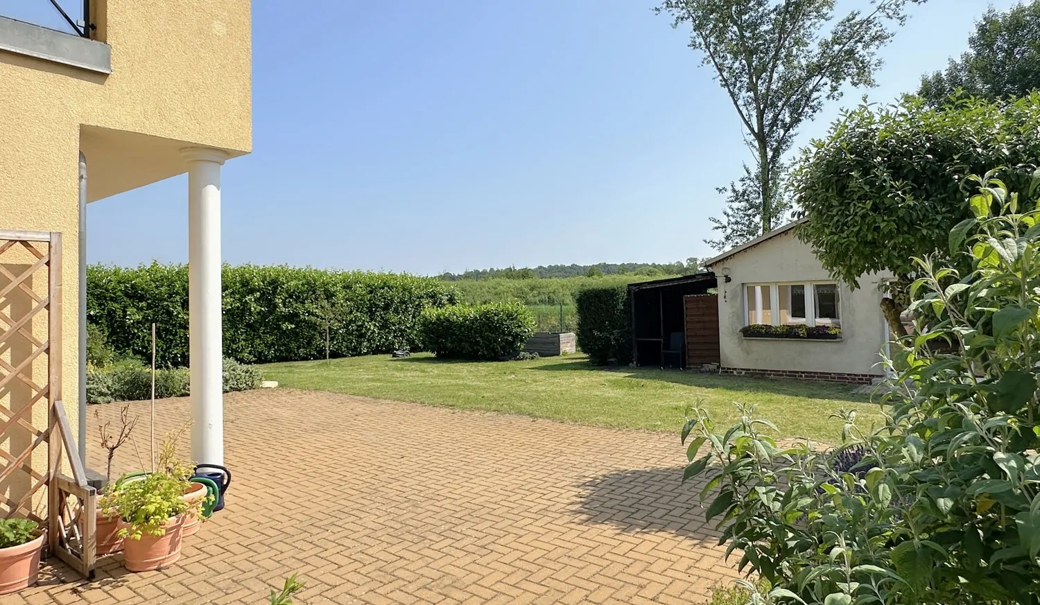 große Terrasse mit Blick in den Garten