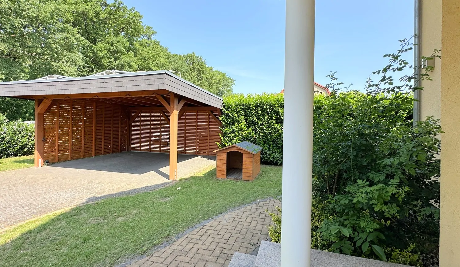 gepflegter Vorgarten mit Doppelcarport