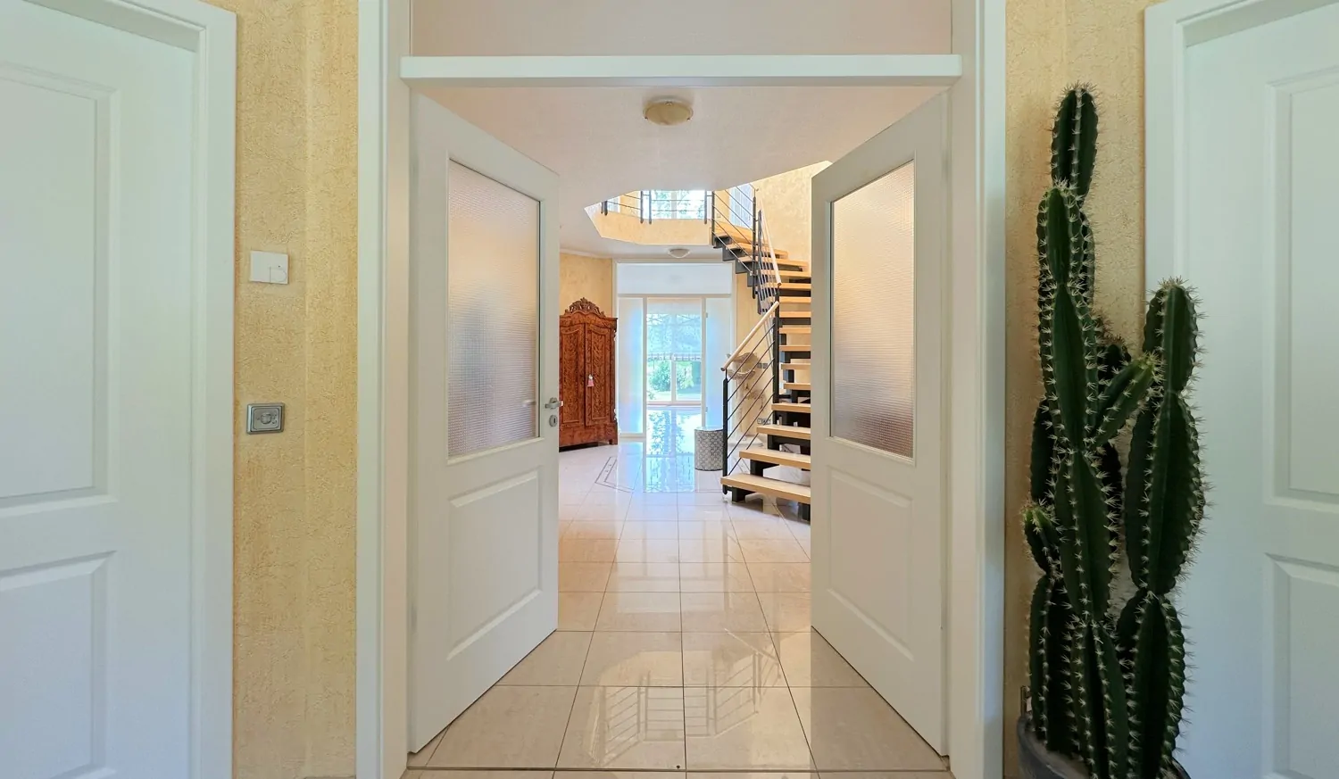 Windfang mit angrenzender Garderobe und HWR