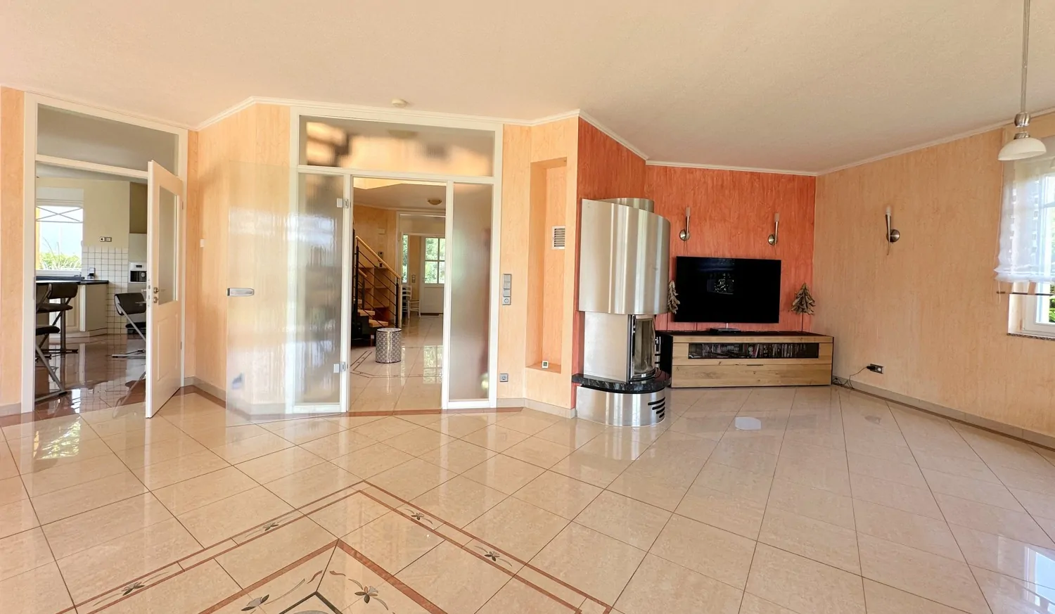 lichtdurchfluteter Wohn- und Essbereich