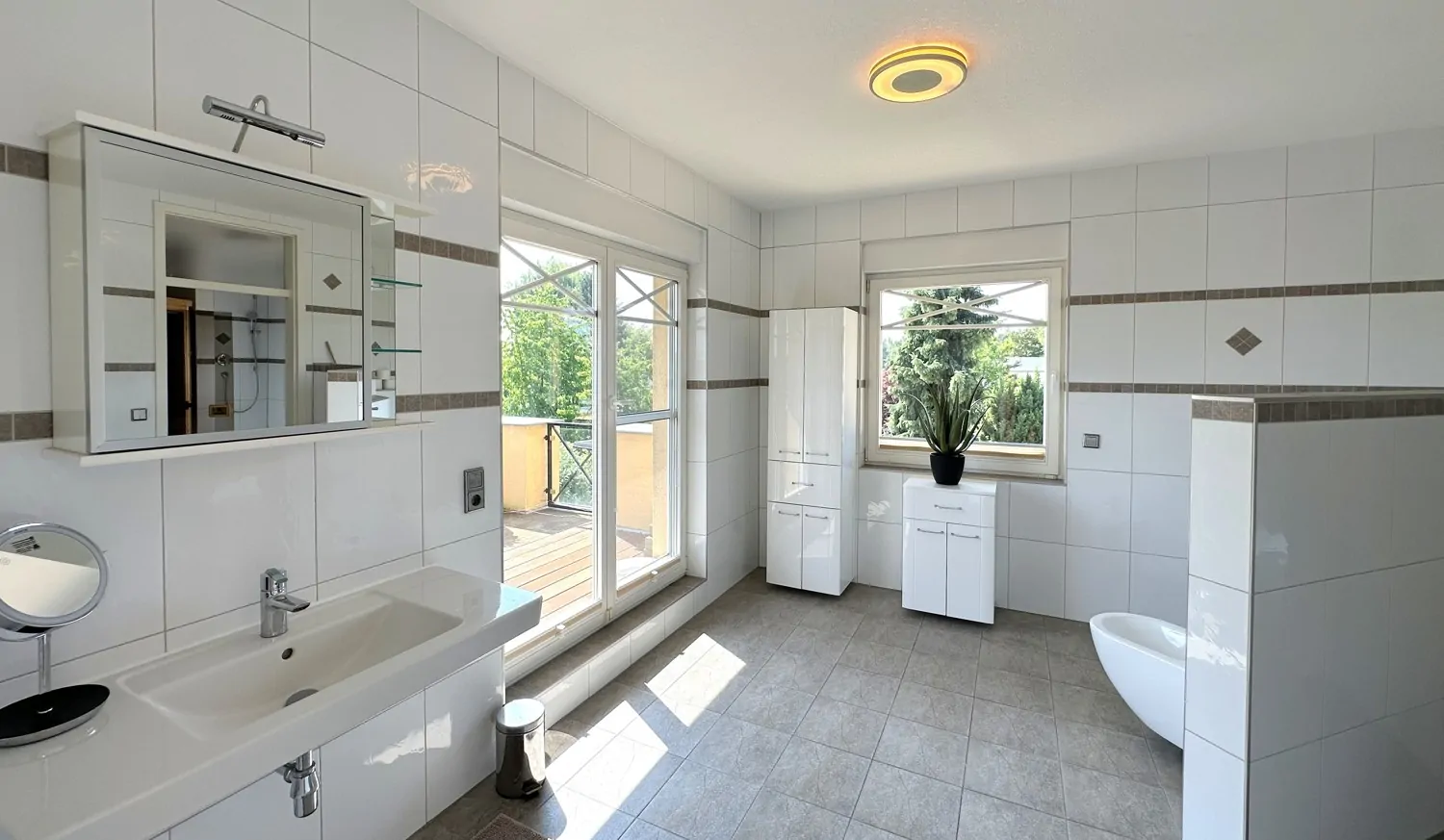 großzügiges Badezimmer mit Balkon