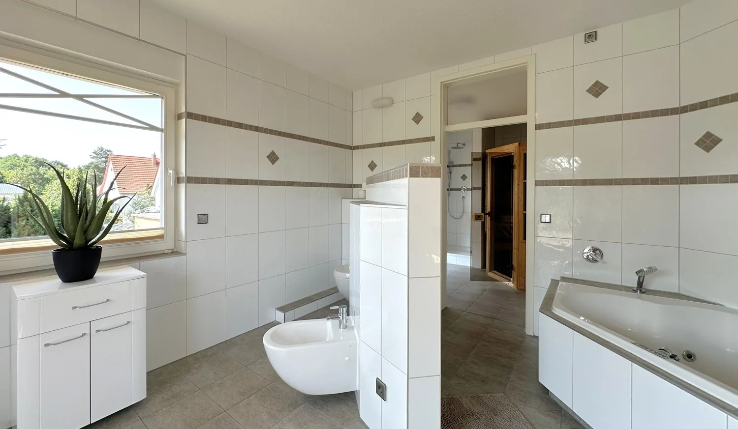 Whirlpool-Badewanne uns separate Sauna