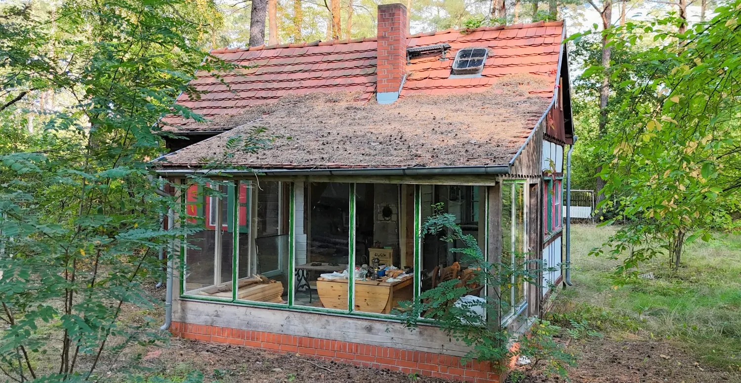 kleines Häuschen mit großen Fenstern