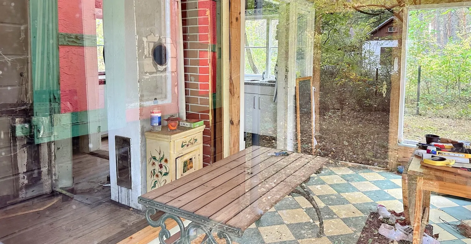 Wohnbereich im Wintergarten mit Kamin