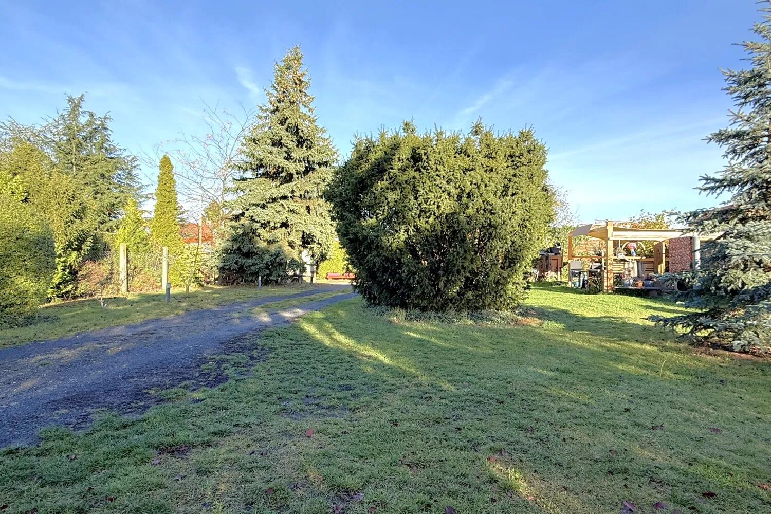 Garten mit Zufahrt
