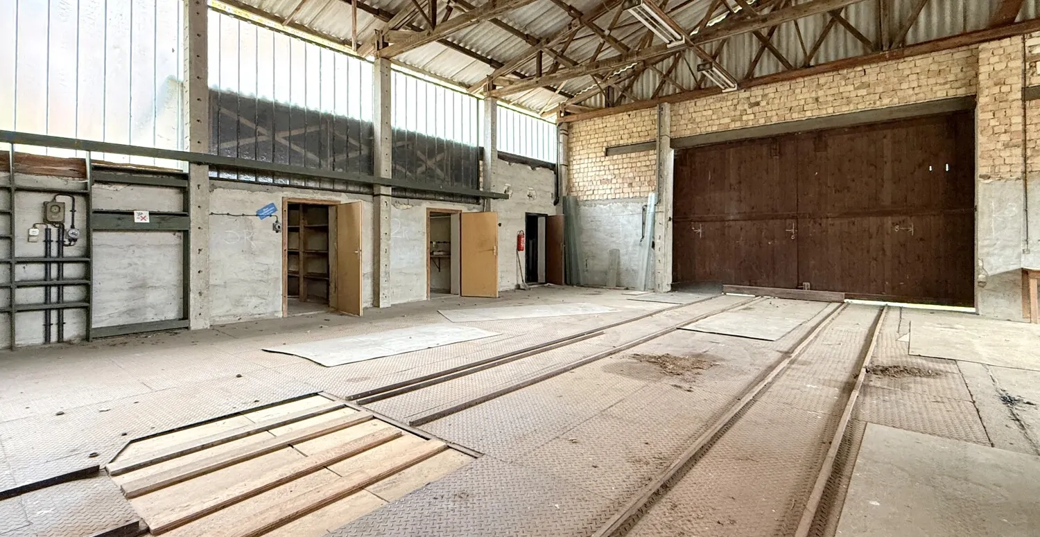 Großes Grundstück, große Halle und vielseitige Nutzungsmöglichkeiten