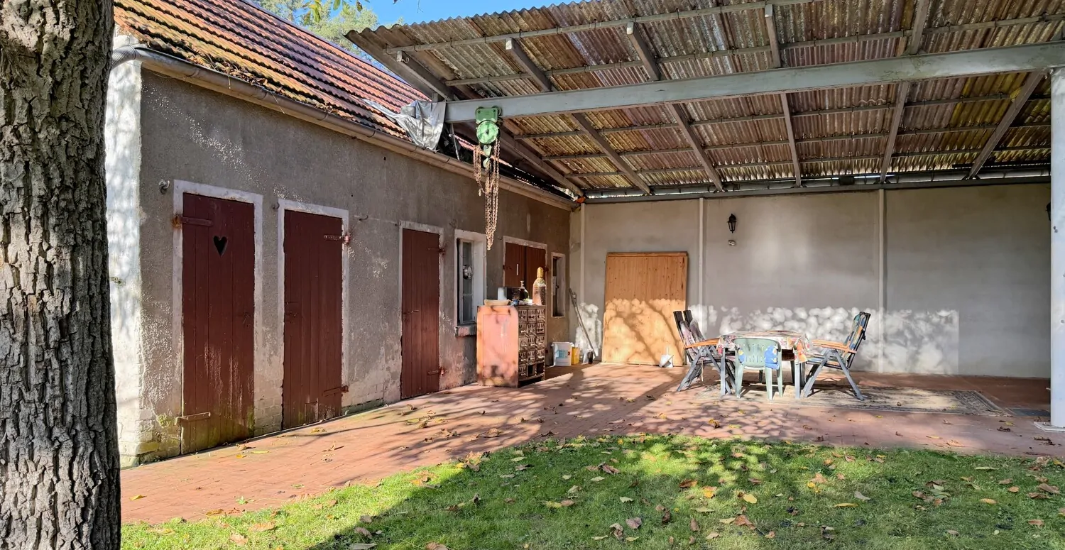 Nebengebäude mit Werkstatt und Lagerräumen