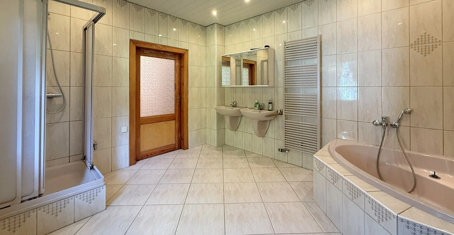 geräumiges Badezimmer mit Eckbadewanne und Dusche