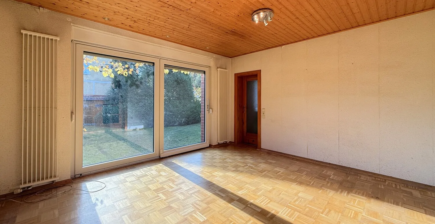 großes Schaufenster mit Blick in den Garten