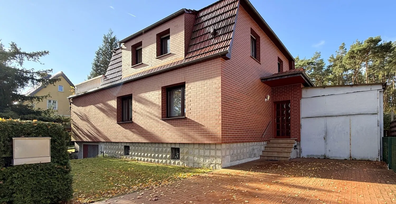 gepflasterte Auffahrt