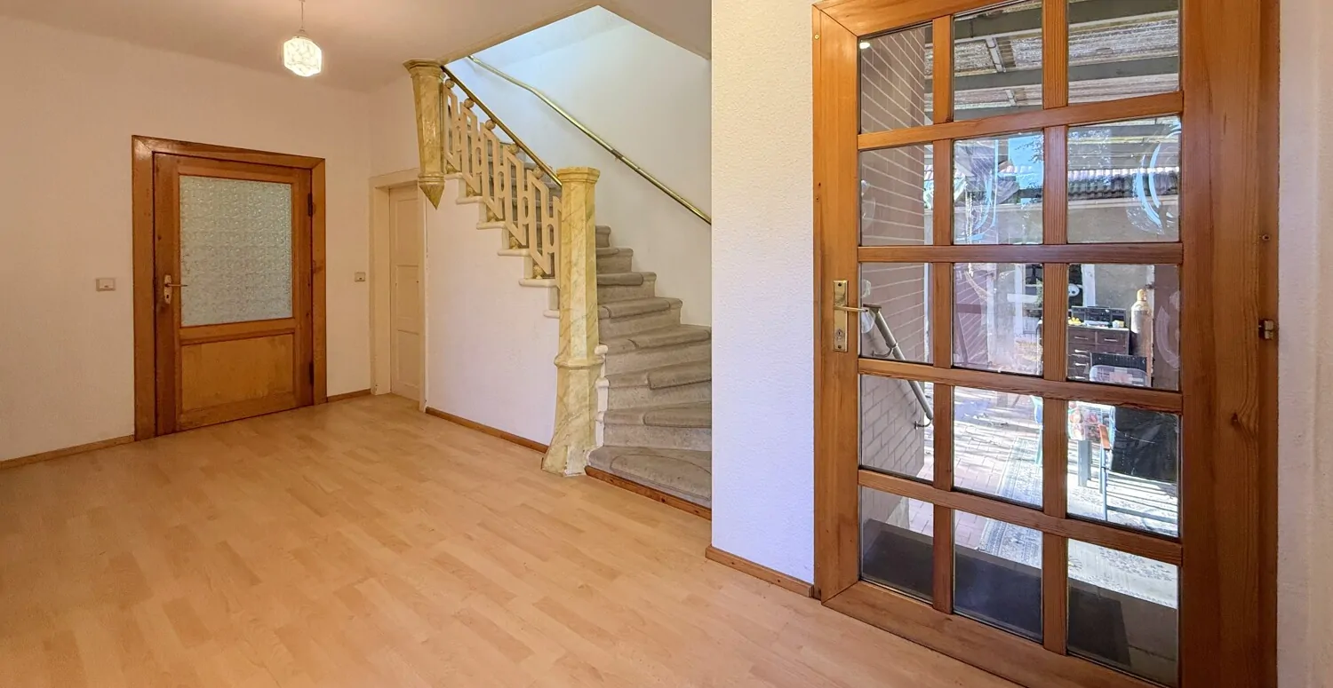 offener Flur mit Treppe