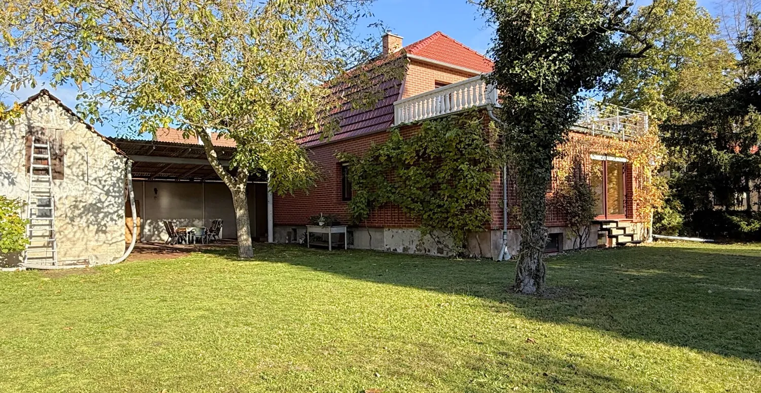 schöner Garten mit vereinzelter Bepflanzung