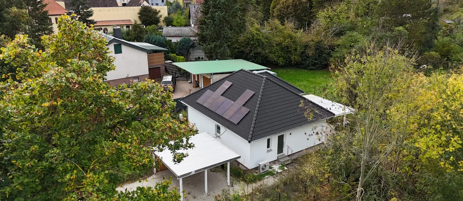 Bungalow de esquina a estrenar - clase de eficiencia energética A+ con bomba de calor, sistema fotovoltaico y almacenamiento de energía.