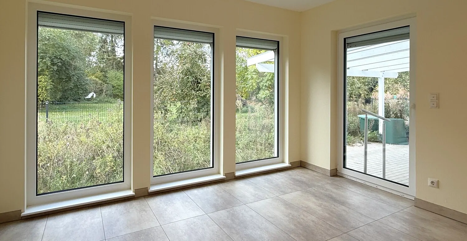 Wohnbereich mit Zugang zur Terrasse