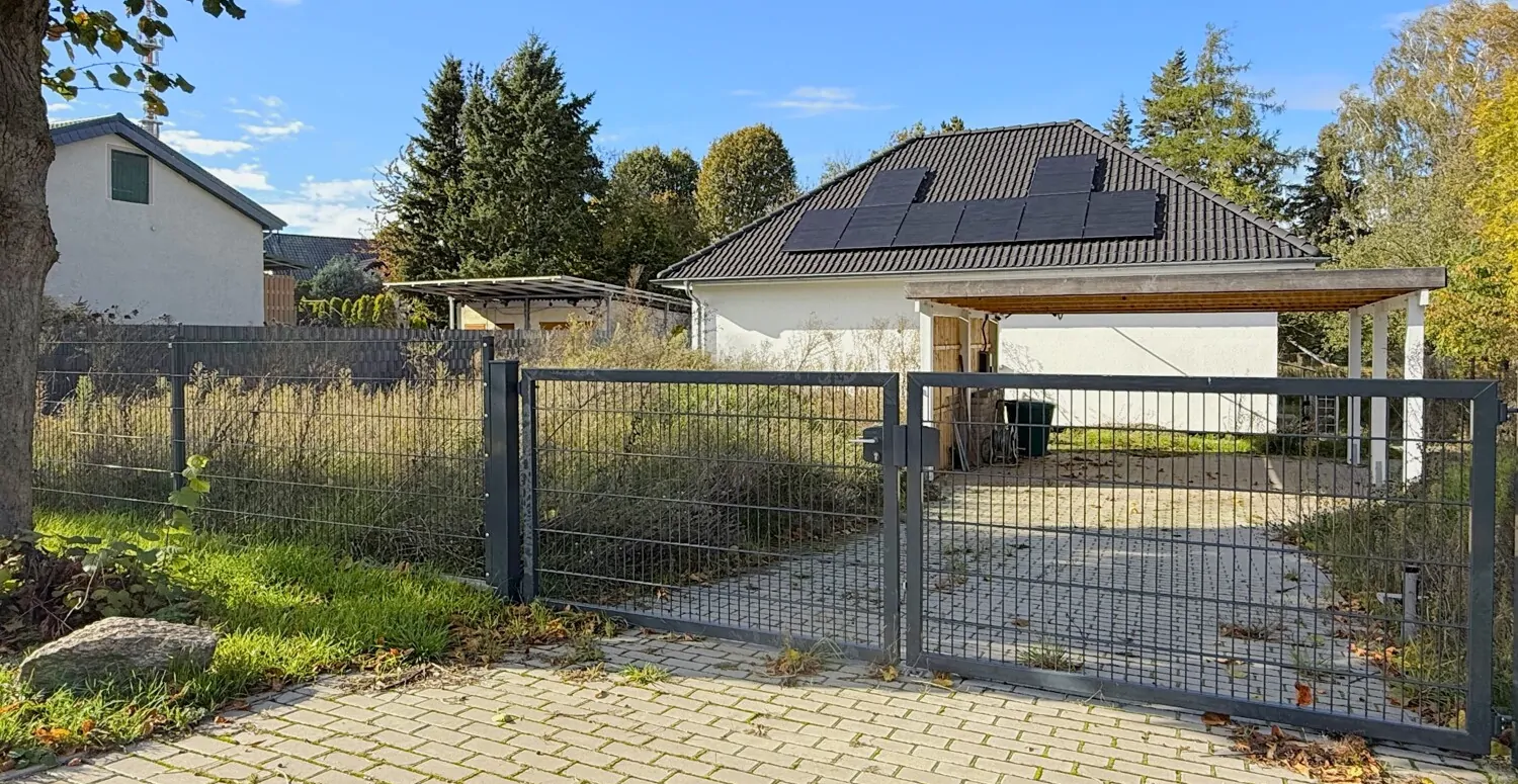 gepflaster Auffahrt, Doppelflügeltor, Carport, Wallbox