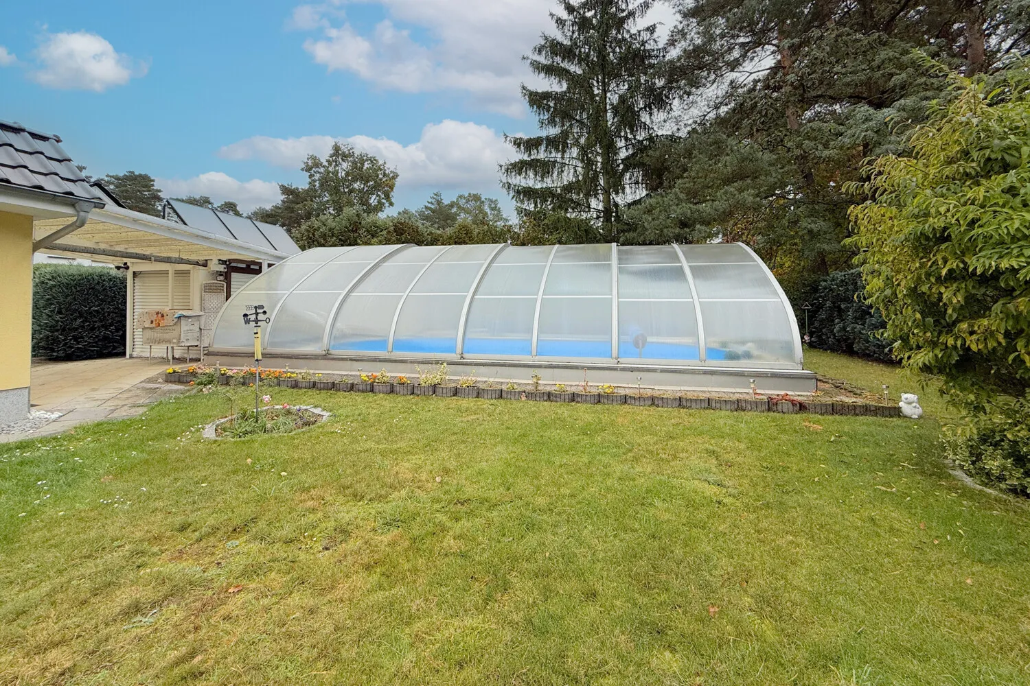 Freifläche mit Pool