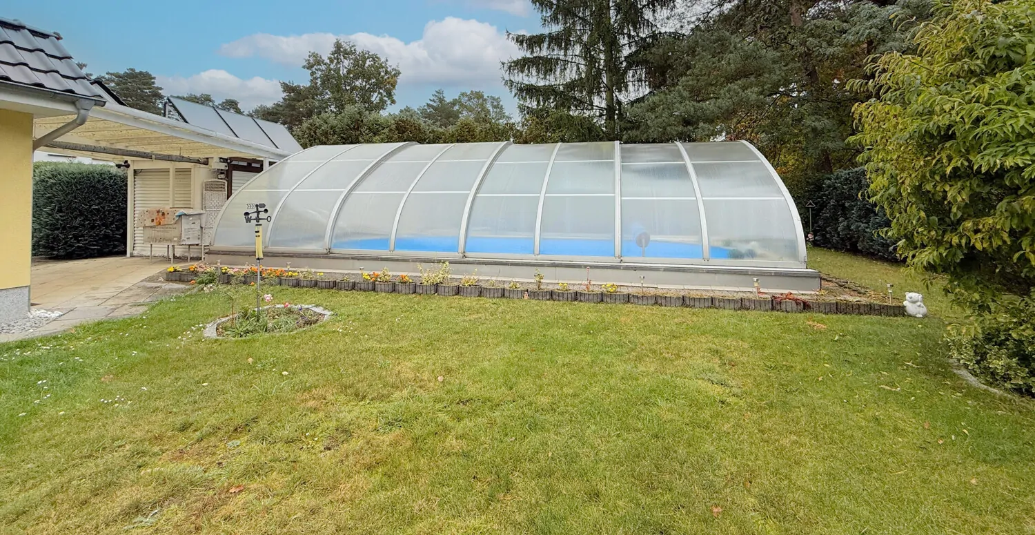 Freifläche mit Pool