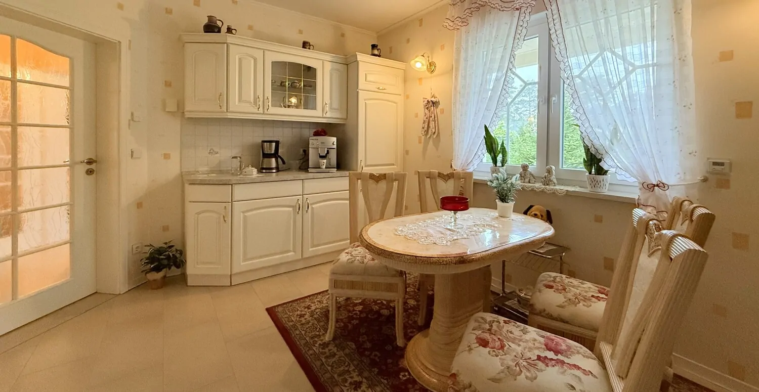 separate Küche mit Frühstückstisch