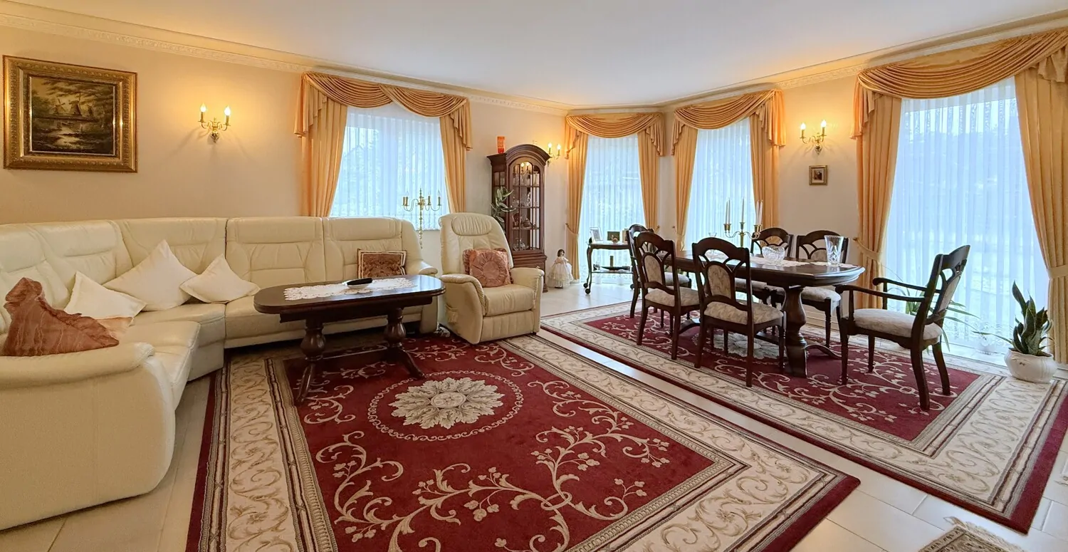 großes Wohn- und Esszimmer