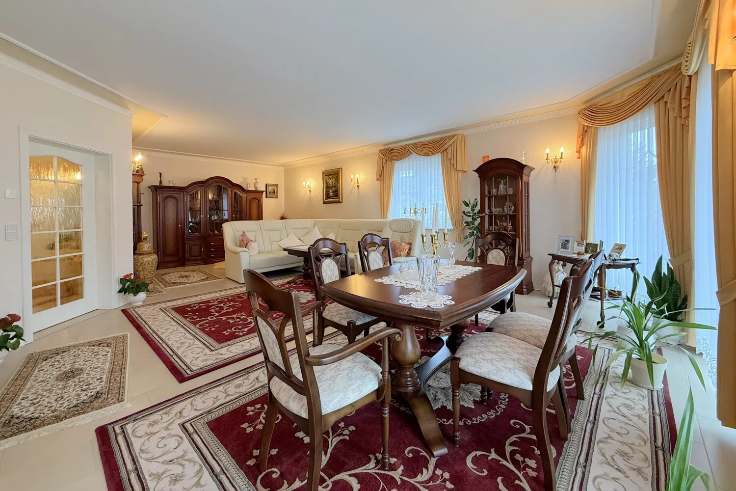 Wohn- und Esszimmer mit bodentiefen Fenstern