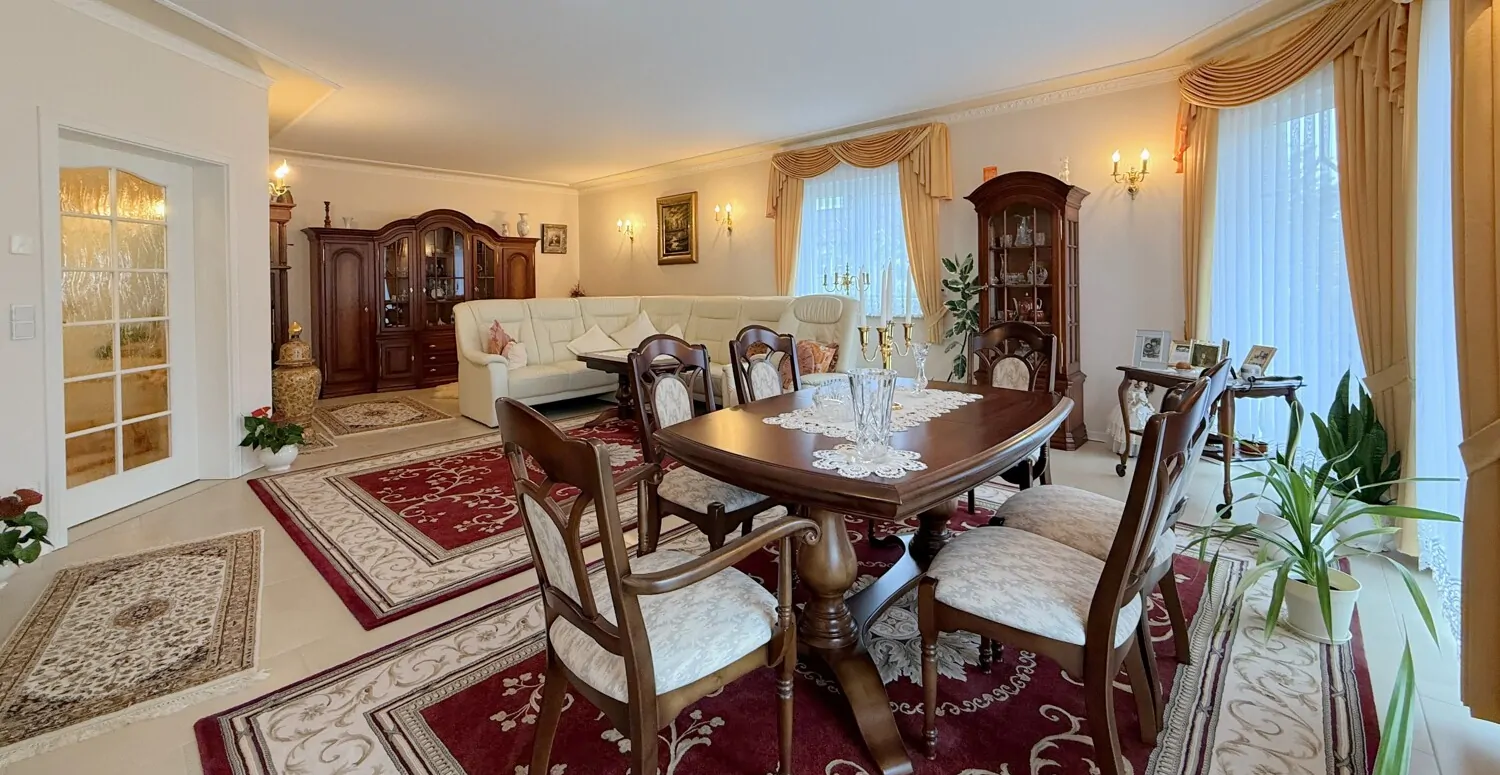 Wohn- und Esszimmer mit bodentiefen Fenstern