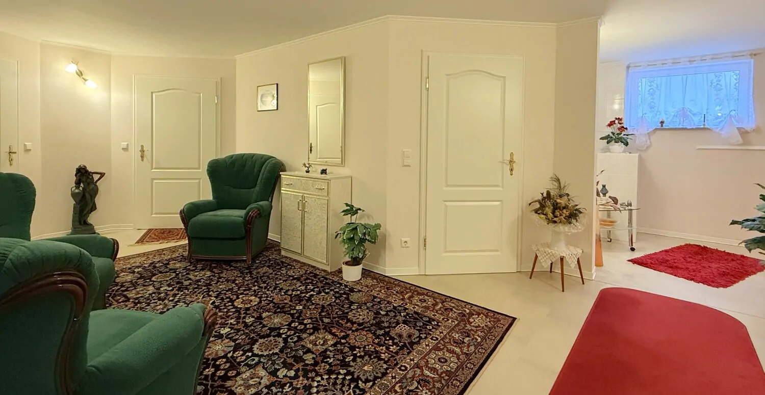 großzügiger Flur im Untergeschoss