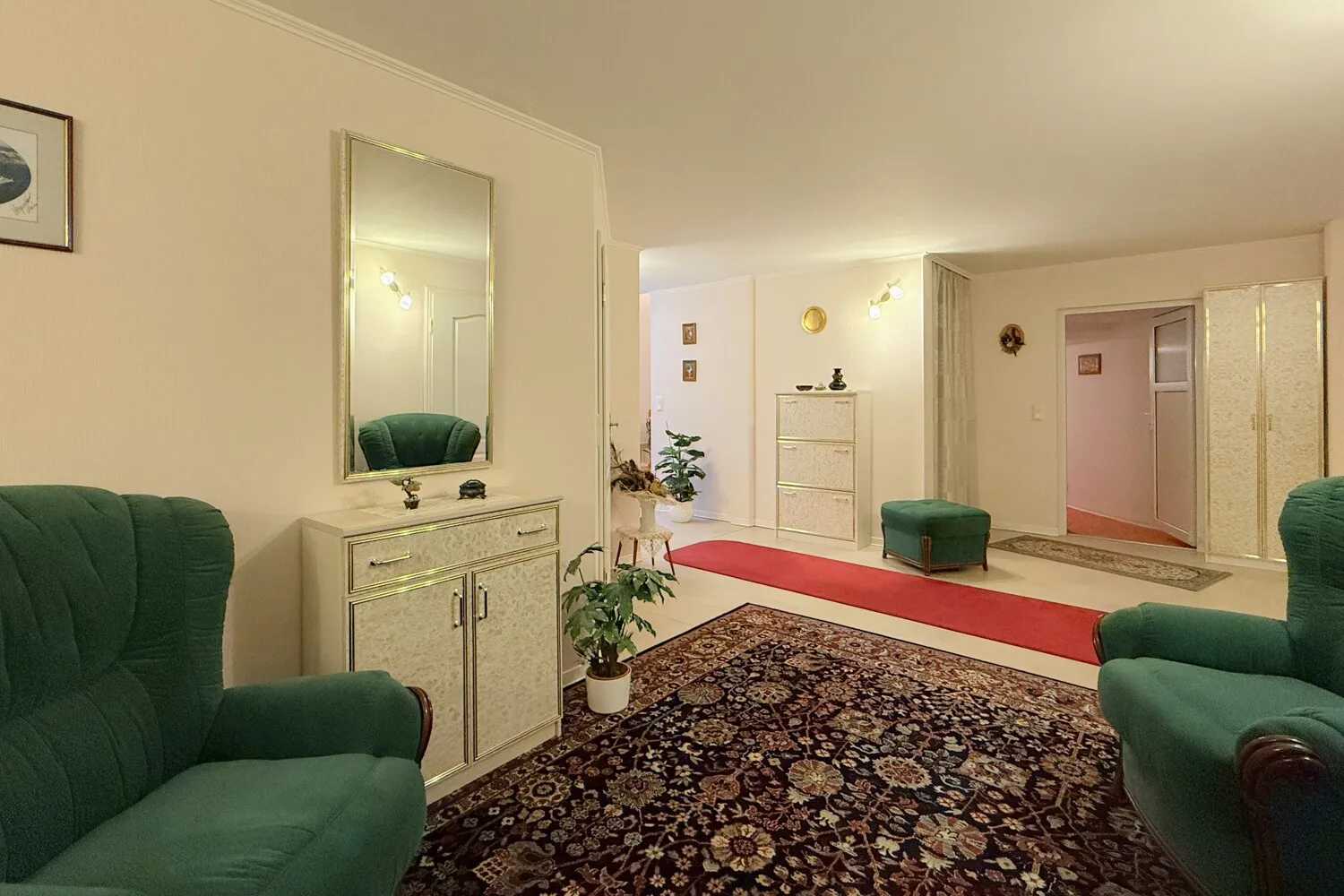 Flur mit unterirdischem Durchgang zur Garage