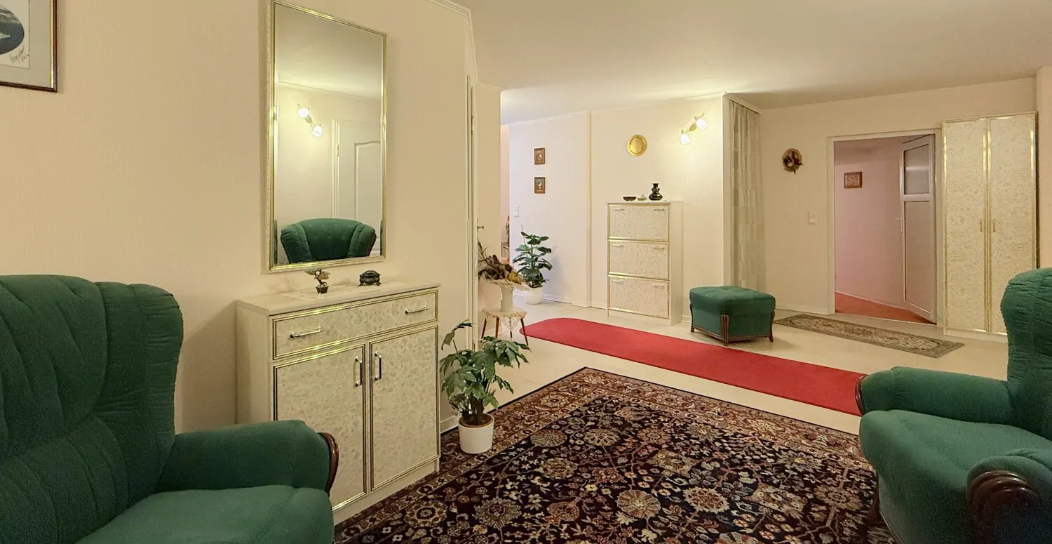 Flur mit unterirdischem Durchgang zur Garage