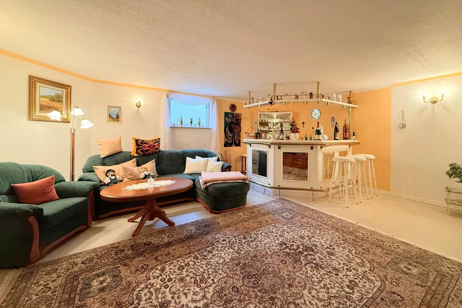 Bar mit Fasskühlung und Zapfanlage