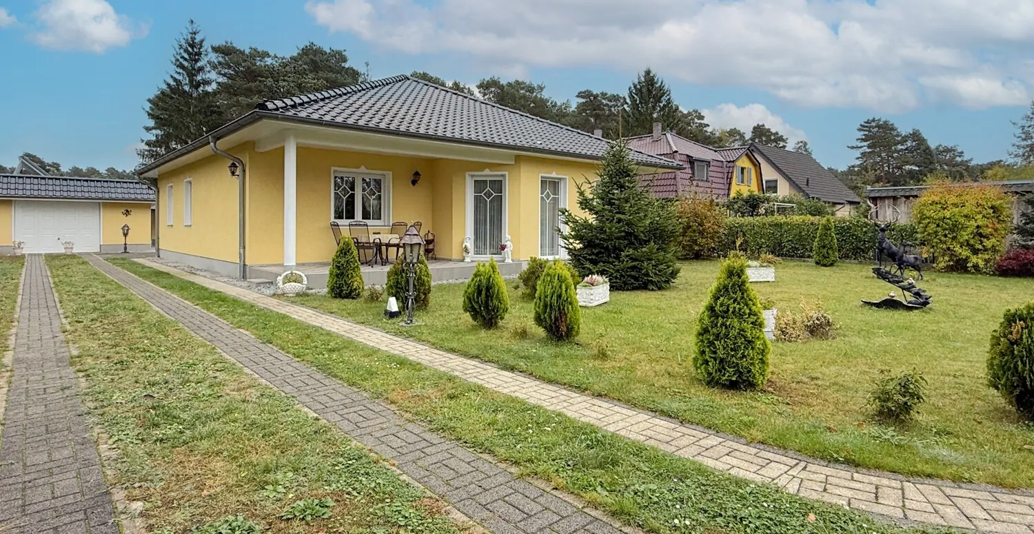 gepflasterte Auffahrt und Wege zum Haus