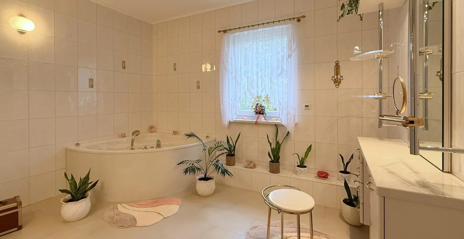 Badezimmer mit Eckbadewanne und Schminktisch